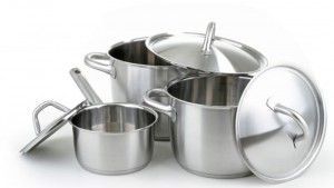 Metales: en este apartado incluimos desde papel de aluminio, cazuelas, cubiertos, envases de comida para llevar (los de las pizzas, kebabs, hamburguesas o comida china) ya que pueden contener tiras de metal, y las vajillas con decoración metálica, por poca que sea. Si lo metes en el microondas provocarás chispas y esto puede acabar en llamas.