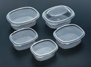 Sólo se deben meter los que especifiquen claramente que son aptos. Si no lo indica, no lo metas. Acabarán derretidos y pueden estropear los alimentos. Los plásticos calentados en el microondas pueden generar sustancias tóxicas. Tampoco se deben meter los envases de poliestireno (a no ser que lo indique en el mismo), ni recipientes de yogures, mantequillas, ni termos.